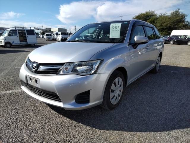 13667 TOYOTA COROLLA FIELDER NZE161G 2012 г. (LUM Tokyo Nyusatsu)